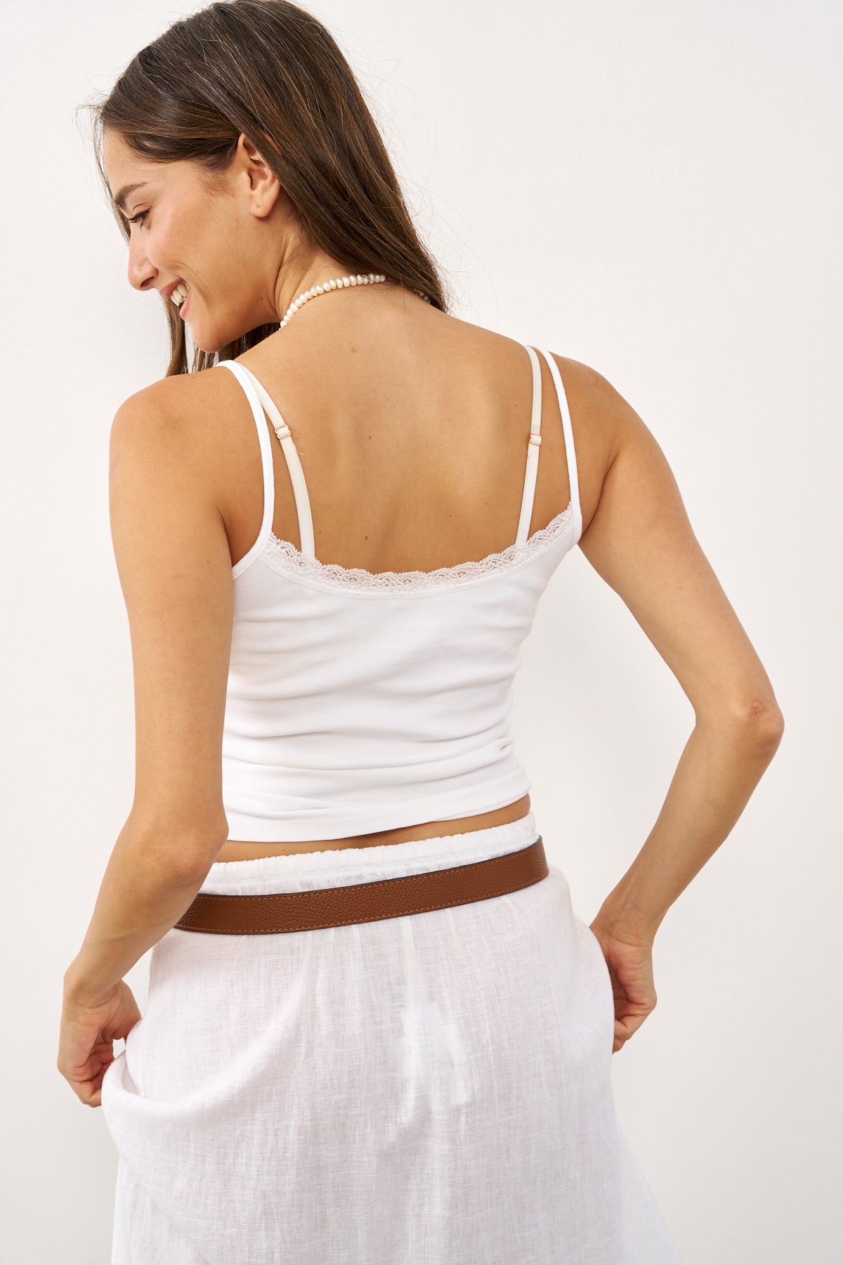 גופיית ספגטי תחרה לבנה