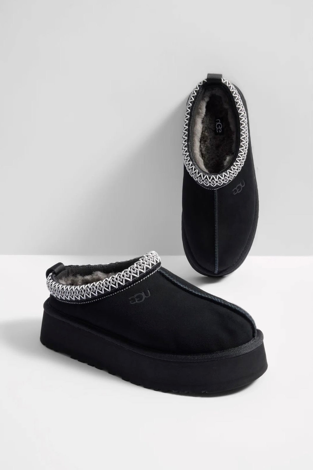 UGG II כפכפי טאז שחור