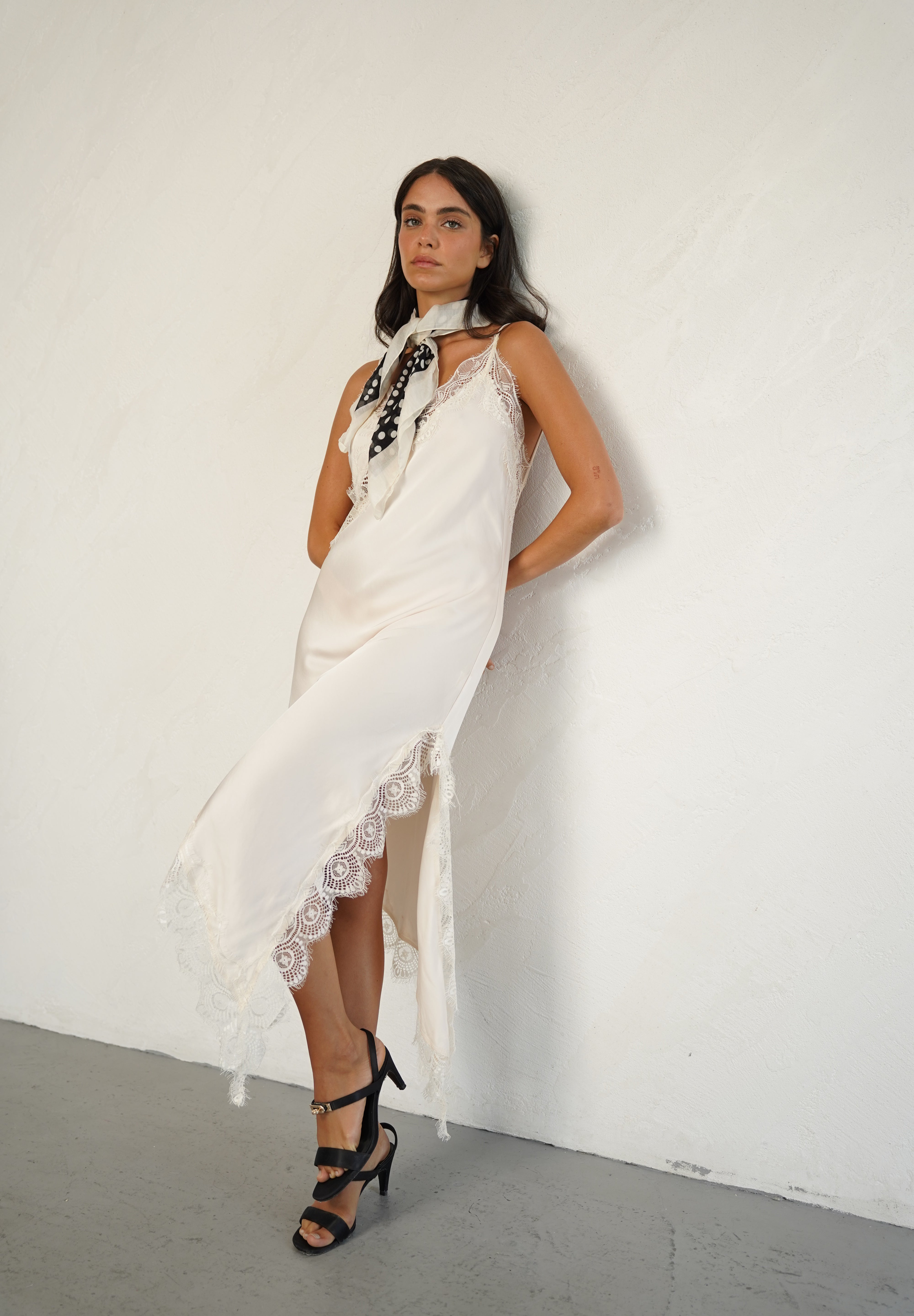 שמלת סאטן תחרה אסימטרית שמנת