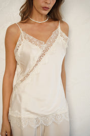 גופיית סאטן בשילוב תחרה שמנת