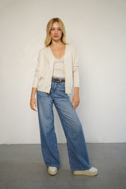 גופיית סריג וי עם תחרה בז