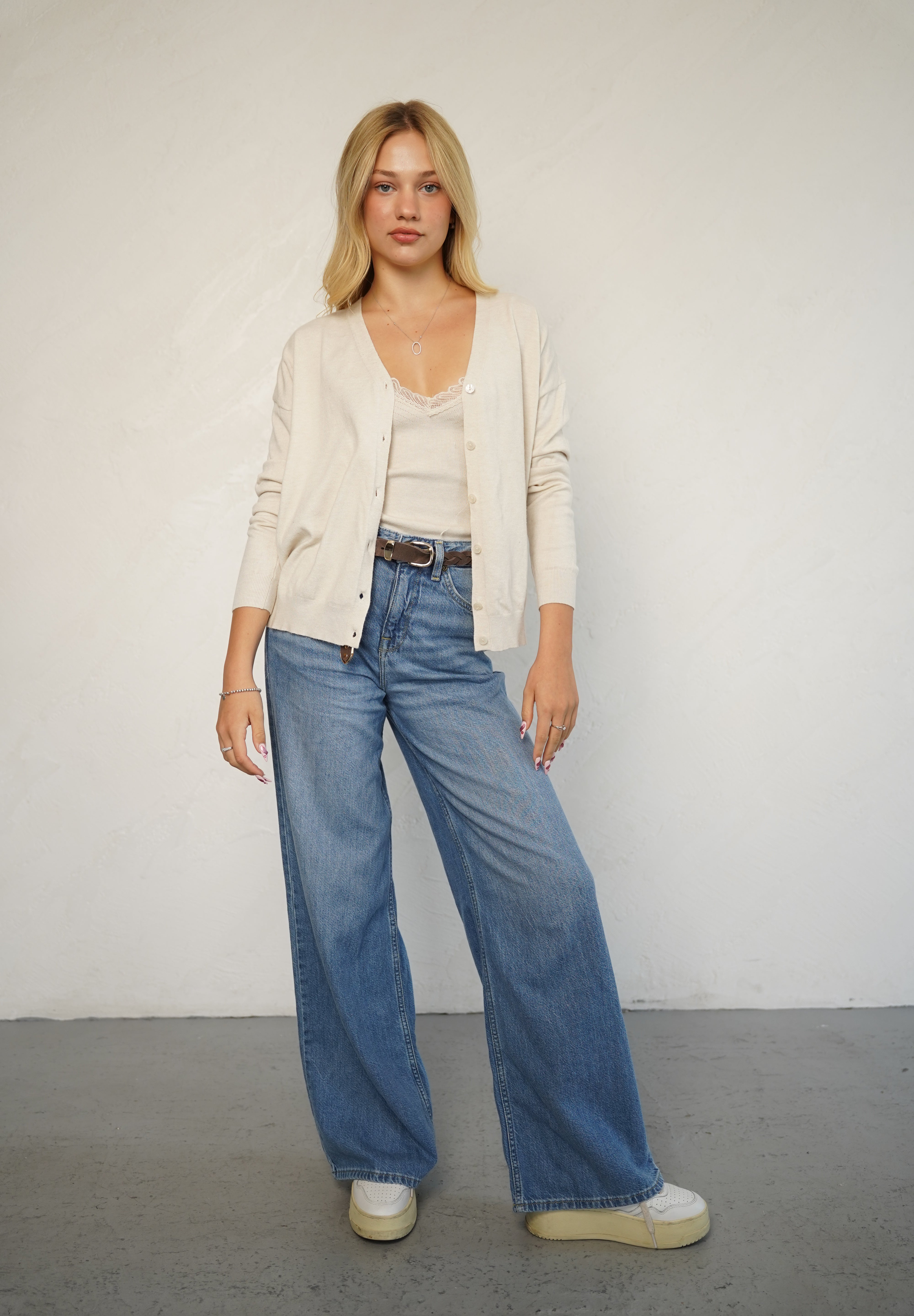 גופיית סריג וי עם תחרה בז