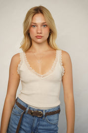 גופיית סריג וי עם תחרה בז