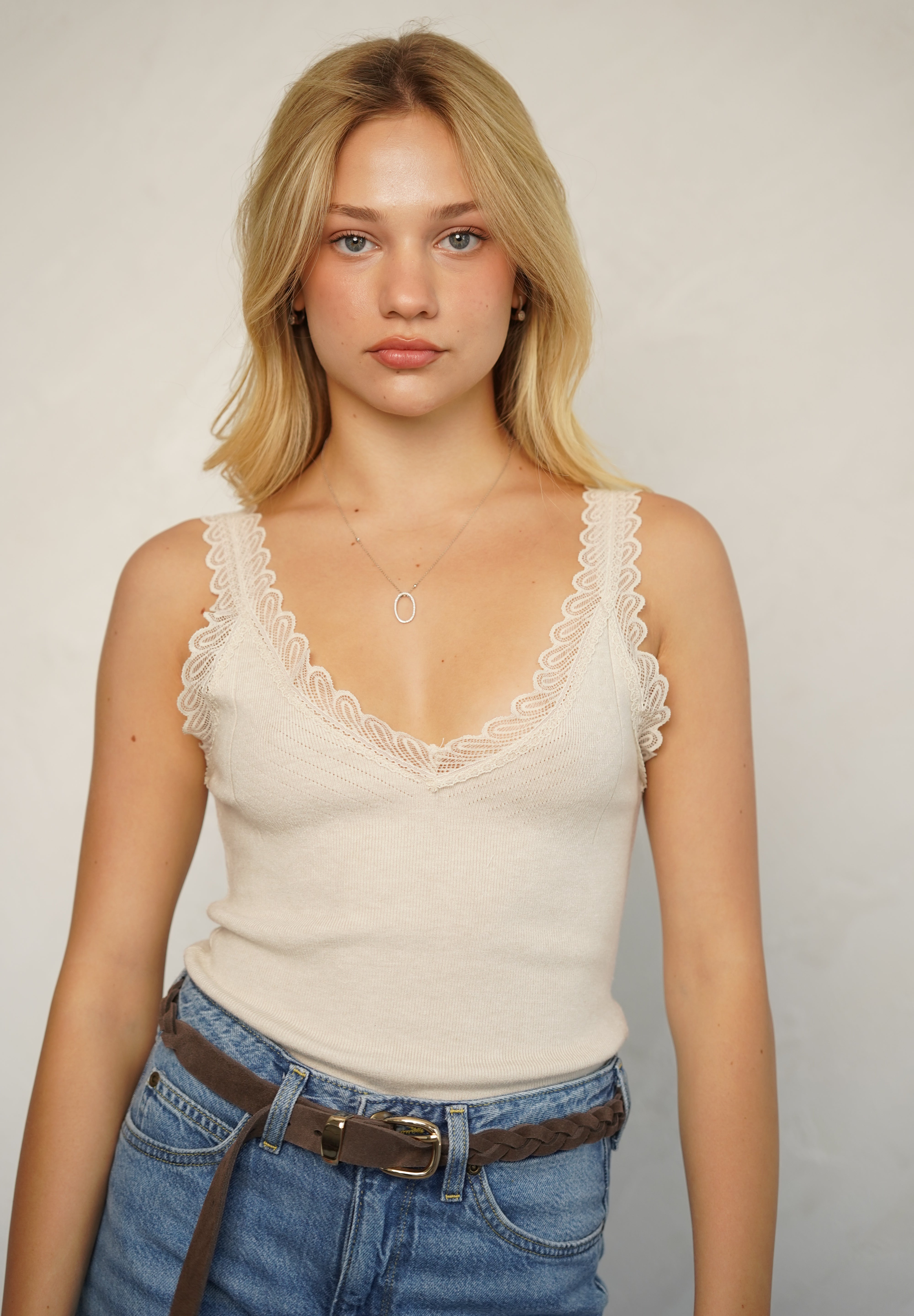 גופיית סריג וי עם תחרה בז