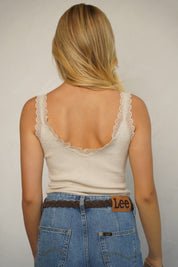 גופיית סריג וי עם תחרה בז