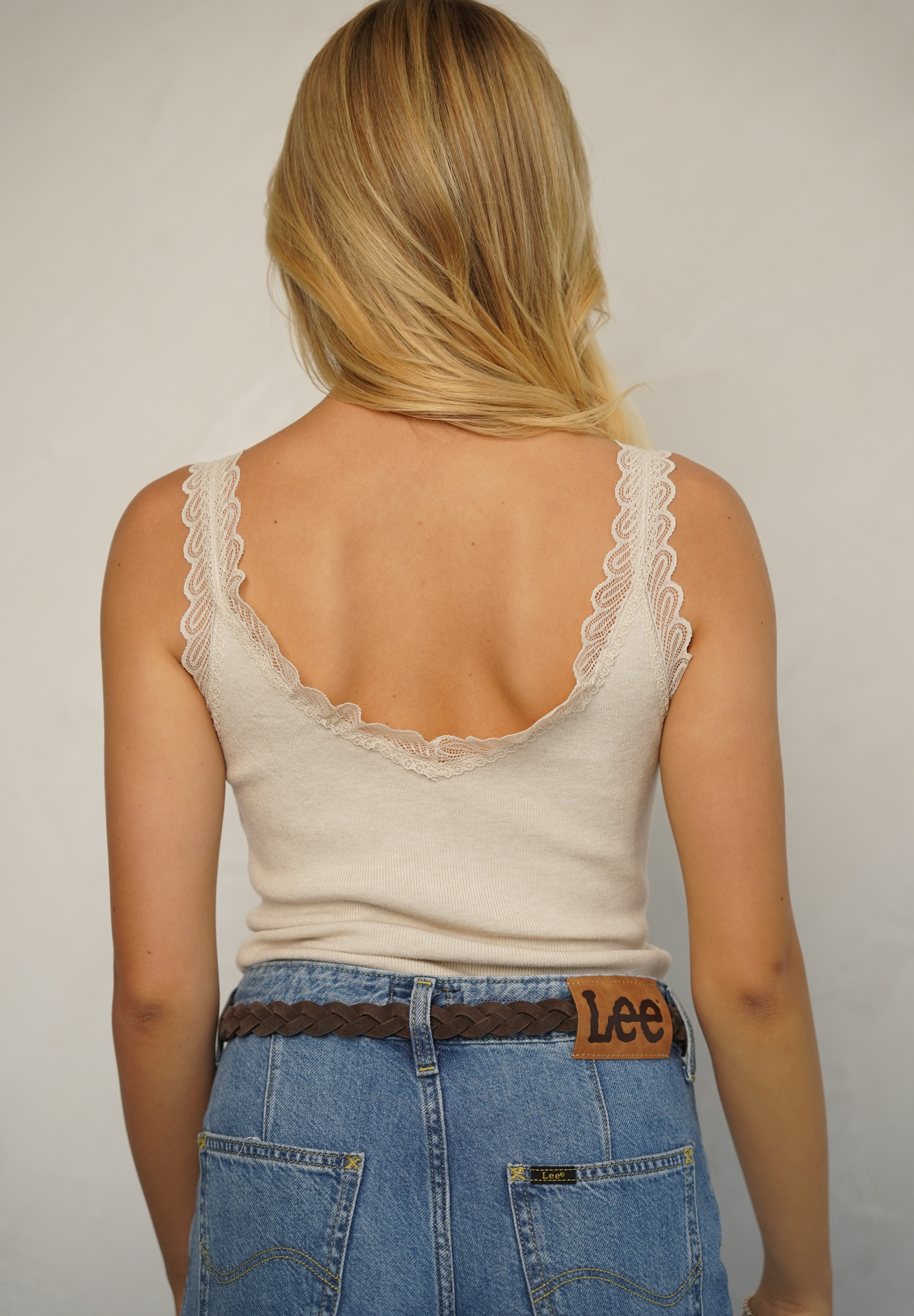 גופיית סריג וי עם תחרה בז