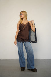 גופיית סאטן בשילוב תחרה חום