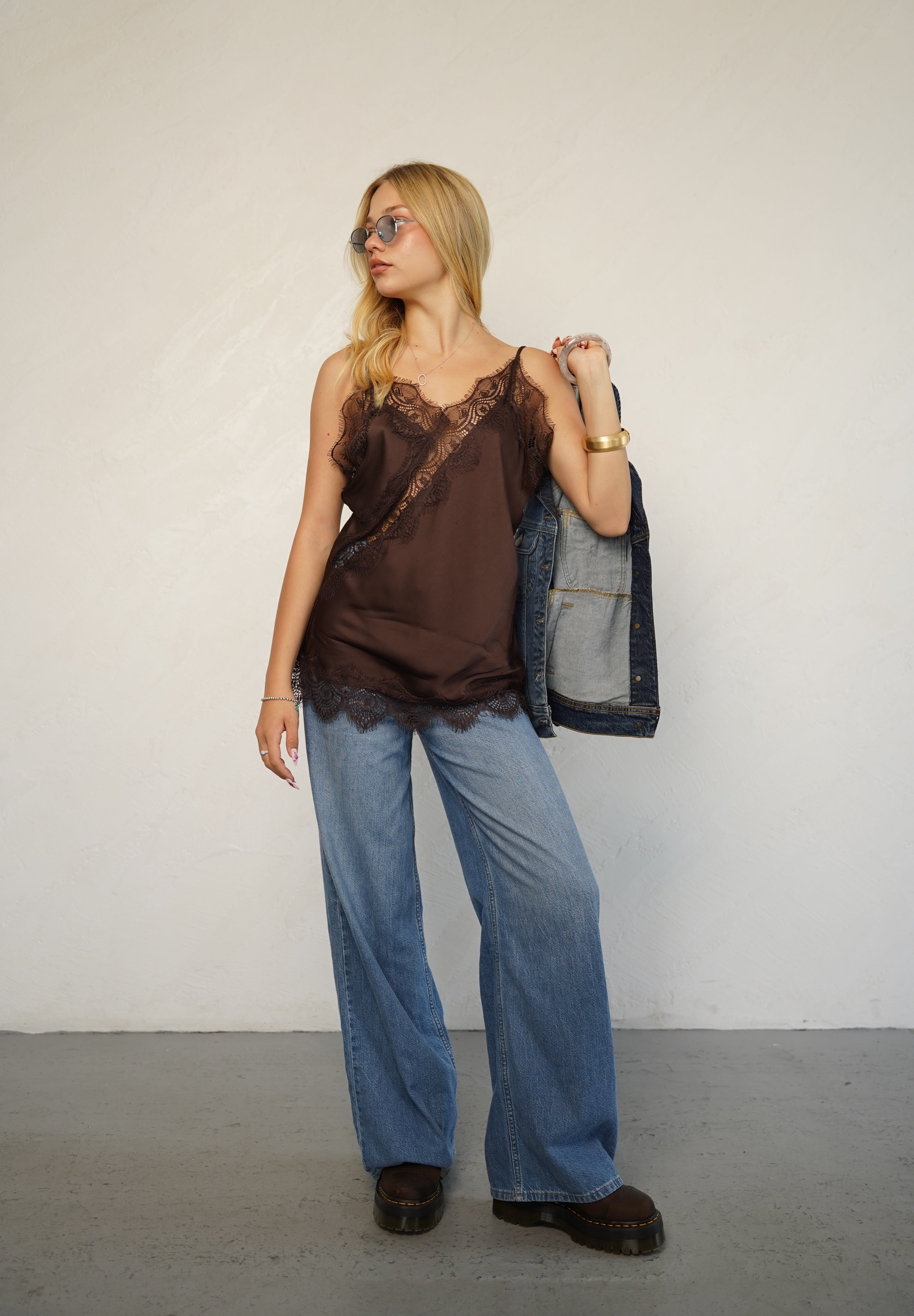 גופיית סאטן בשילוב תחרה חום