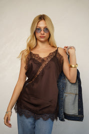 גופיית סאטן בשילוב תחרה חום