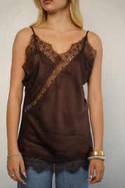 גופיית סאטן בשילוב תחרה חום