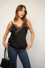 גופיית סאטן בשילוב תחרה שחורה