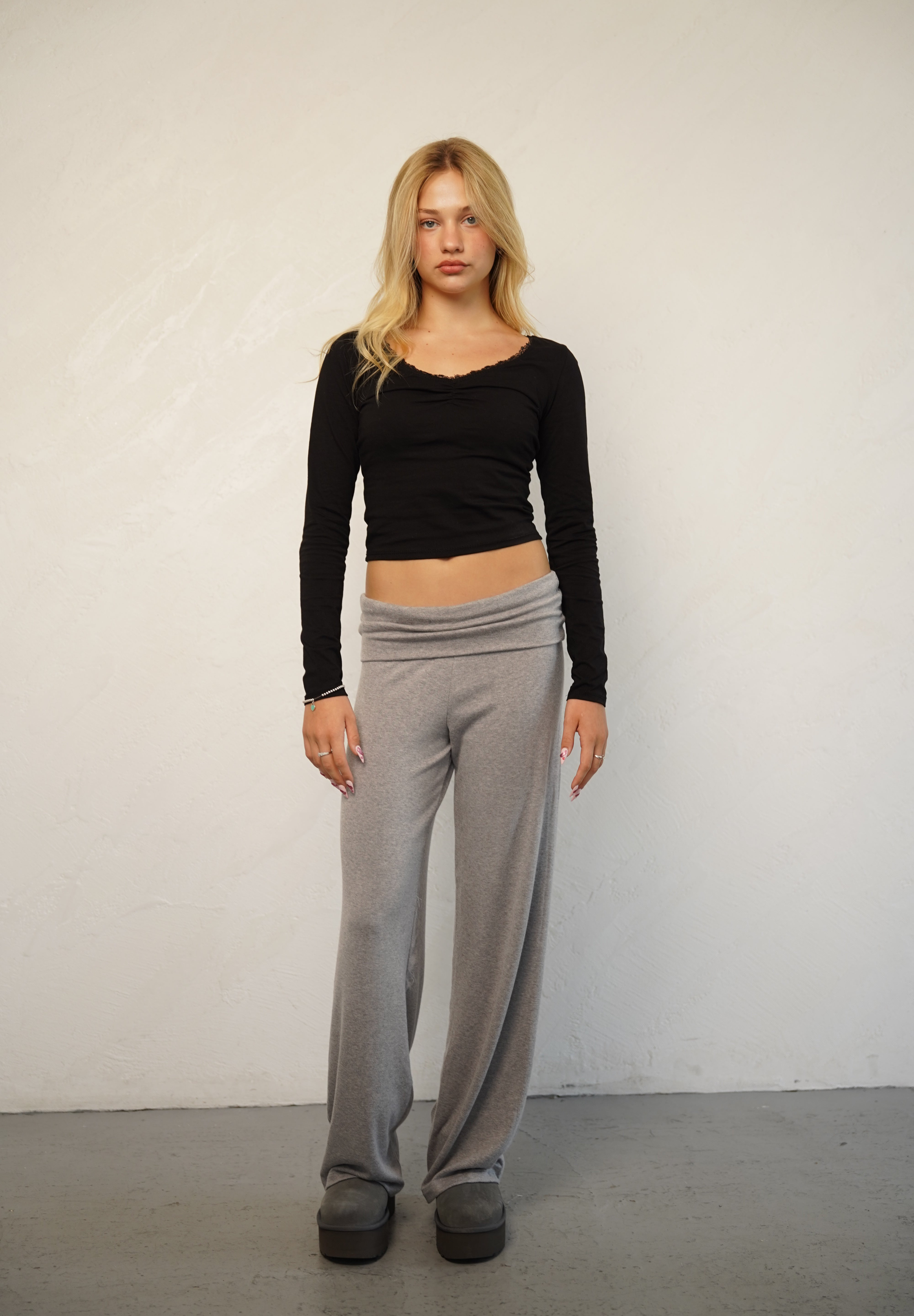 חולצת מוניקה שחורה