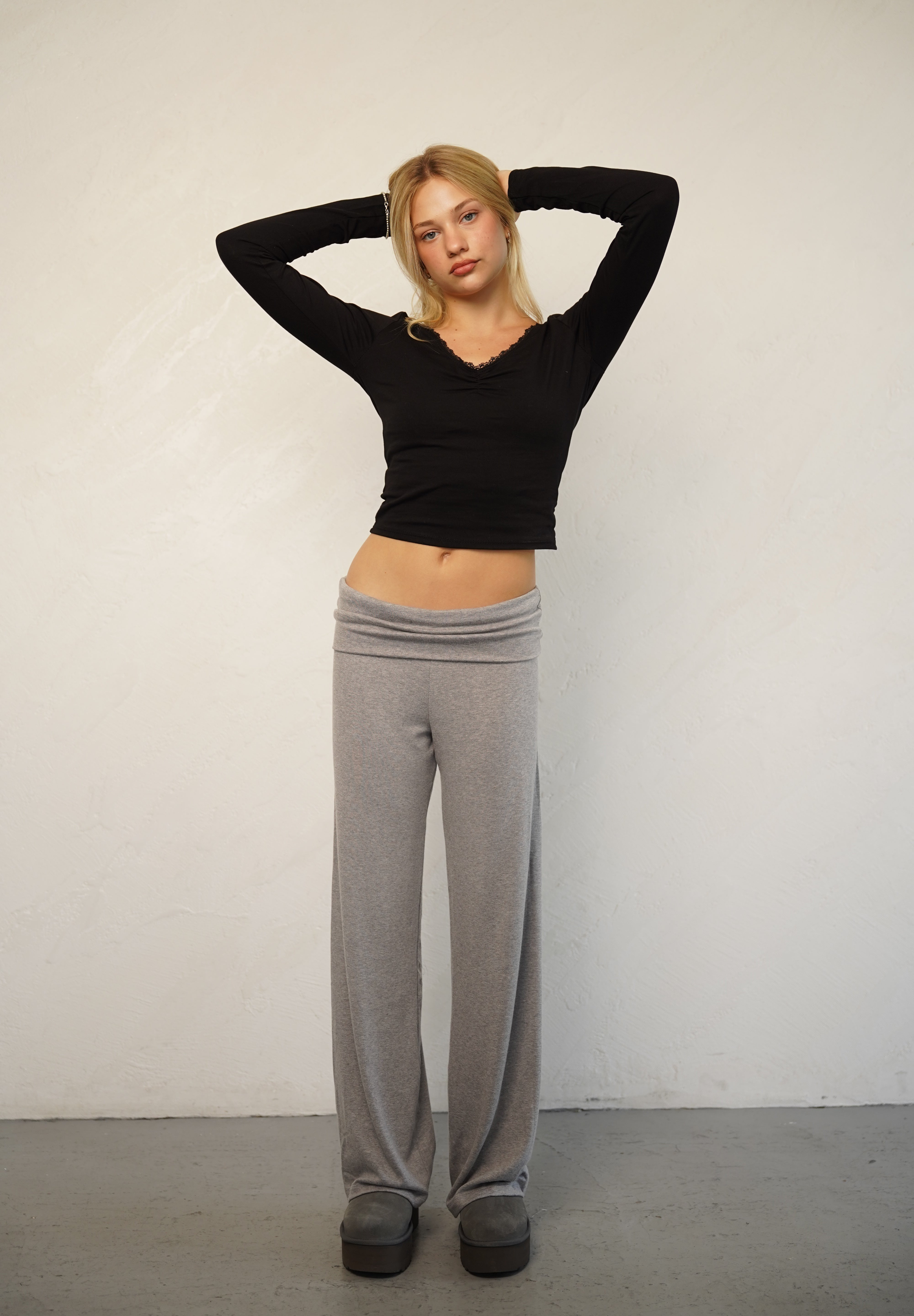 חולצת מוניקה שחורה