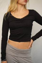 חולצת מוניקה שחורה