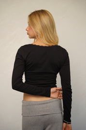 חולצת מוניקה שחורה