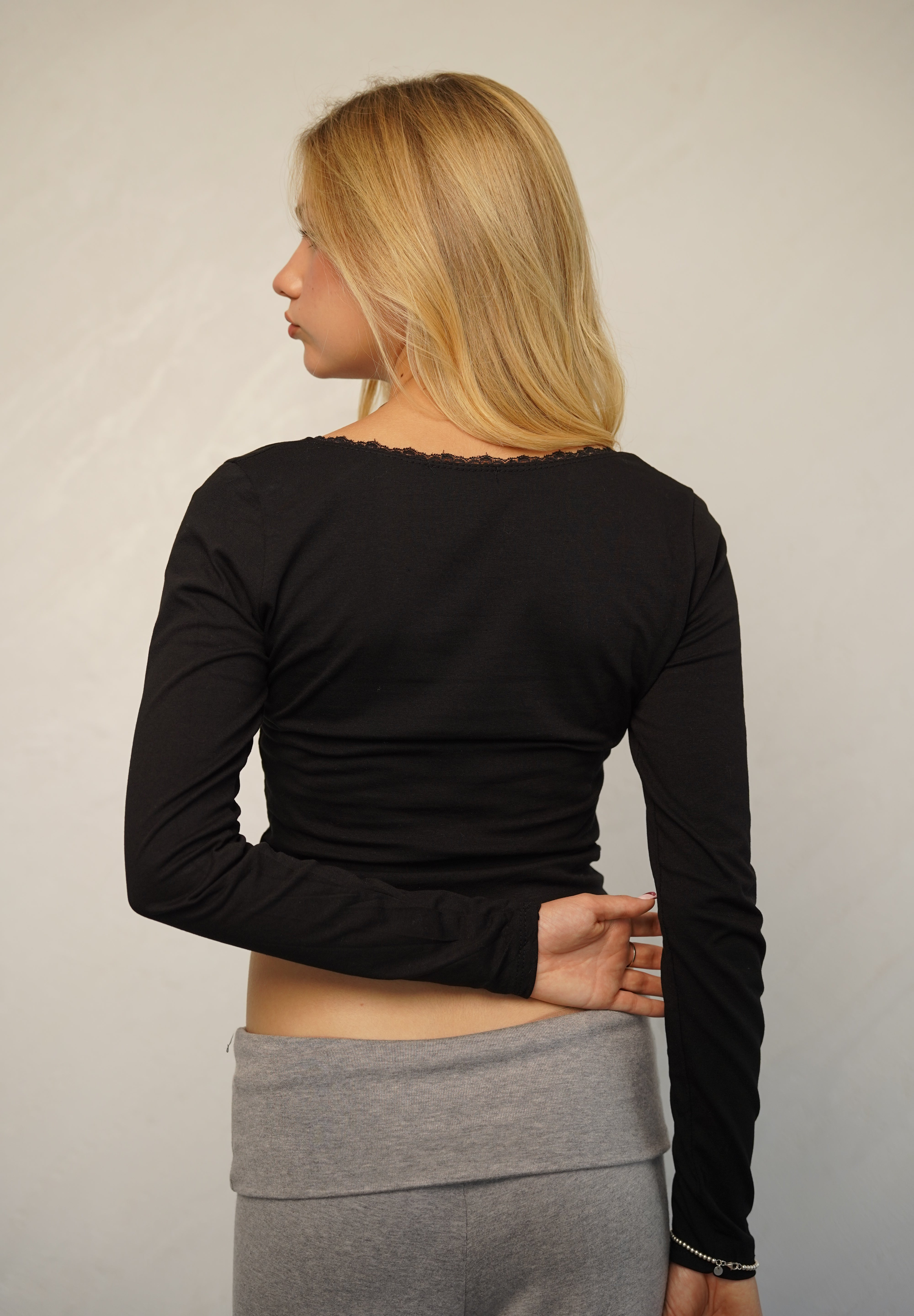 חולצת מוניקה שחורה