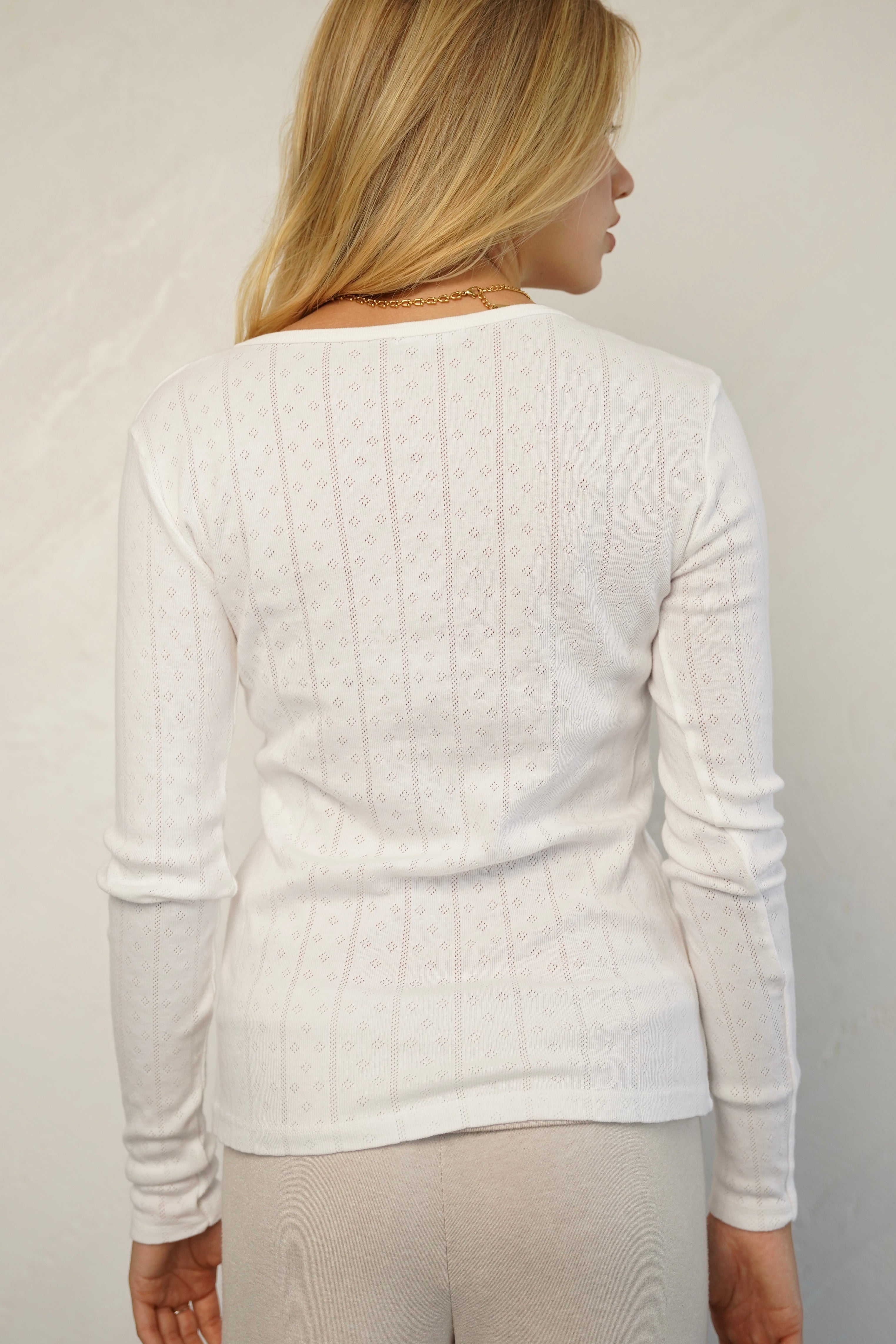 חולצת בלה שרוול ארוך וי לבן