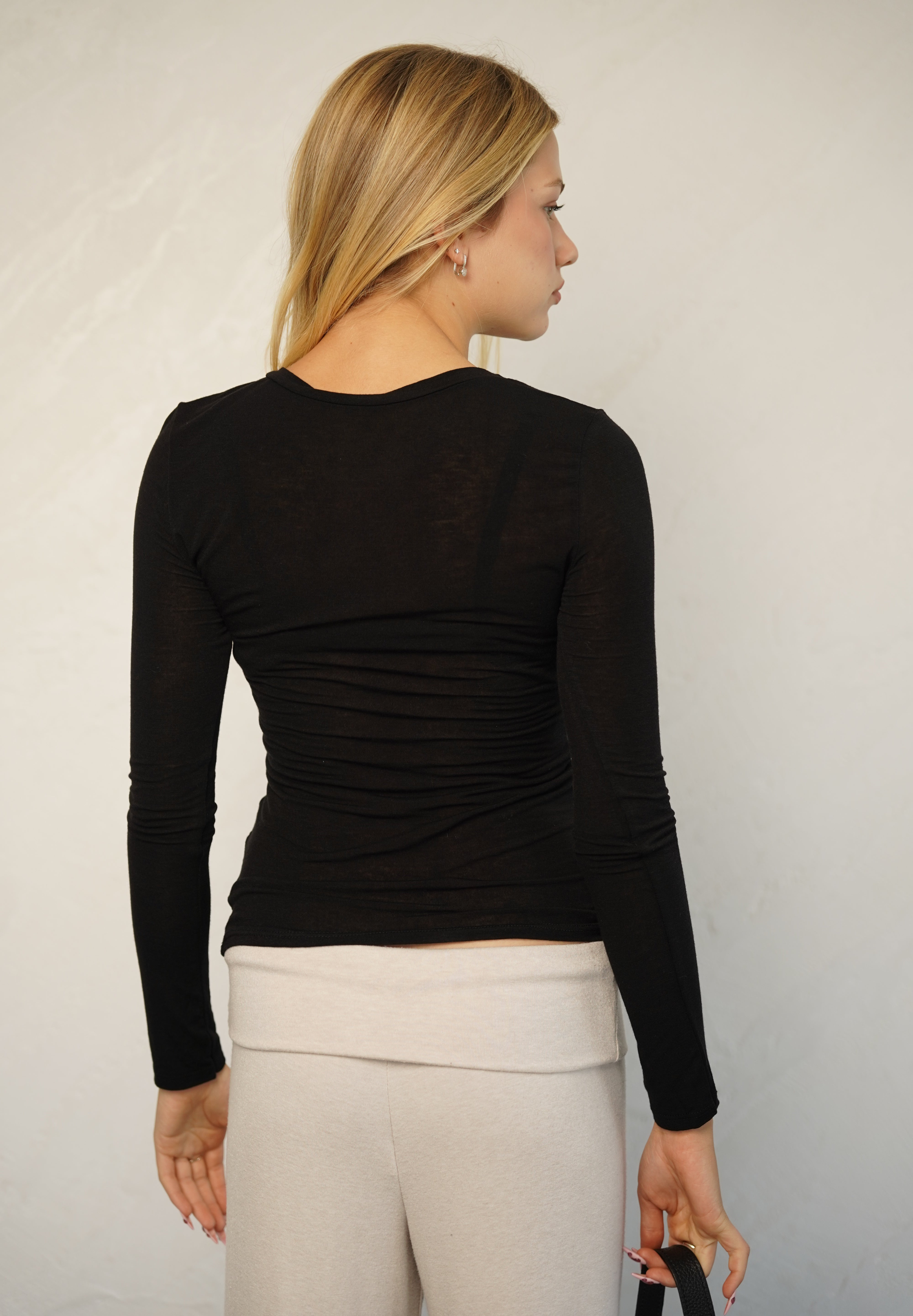 חולצת ניקי רומי שחורה