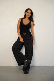 גופיית סריג וי עם תחרה שחורה