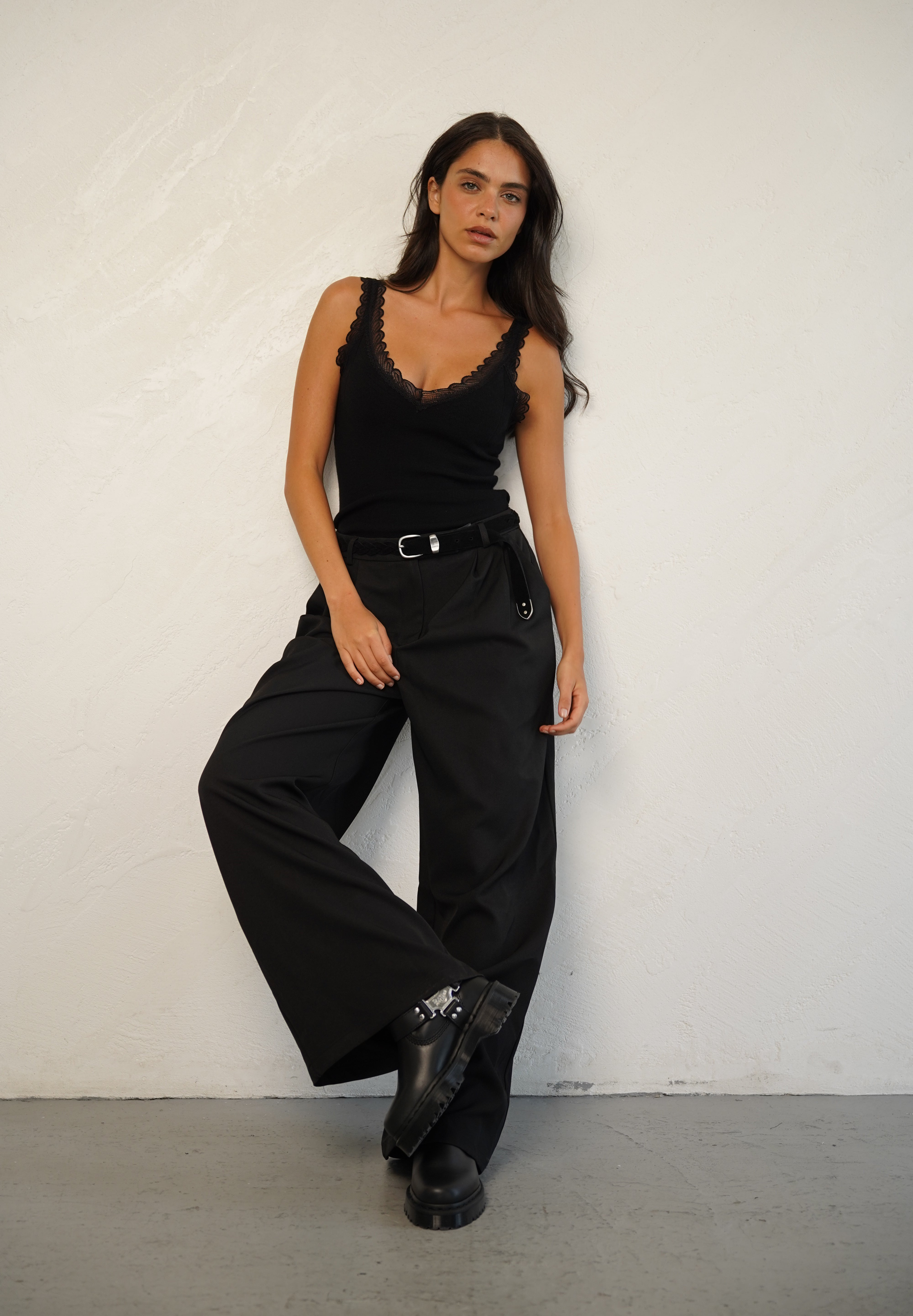 גופיית סריג וי עם תחרה שחורה