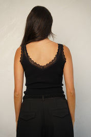 גופיית סריג וי עם תחרה שחורה