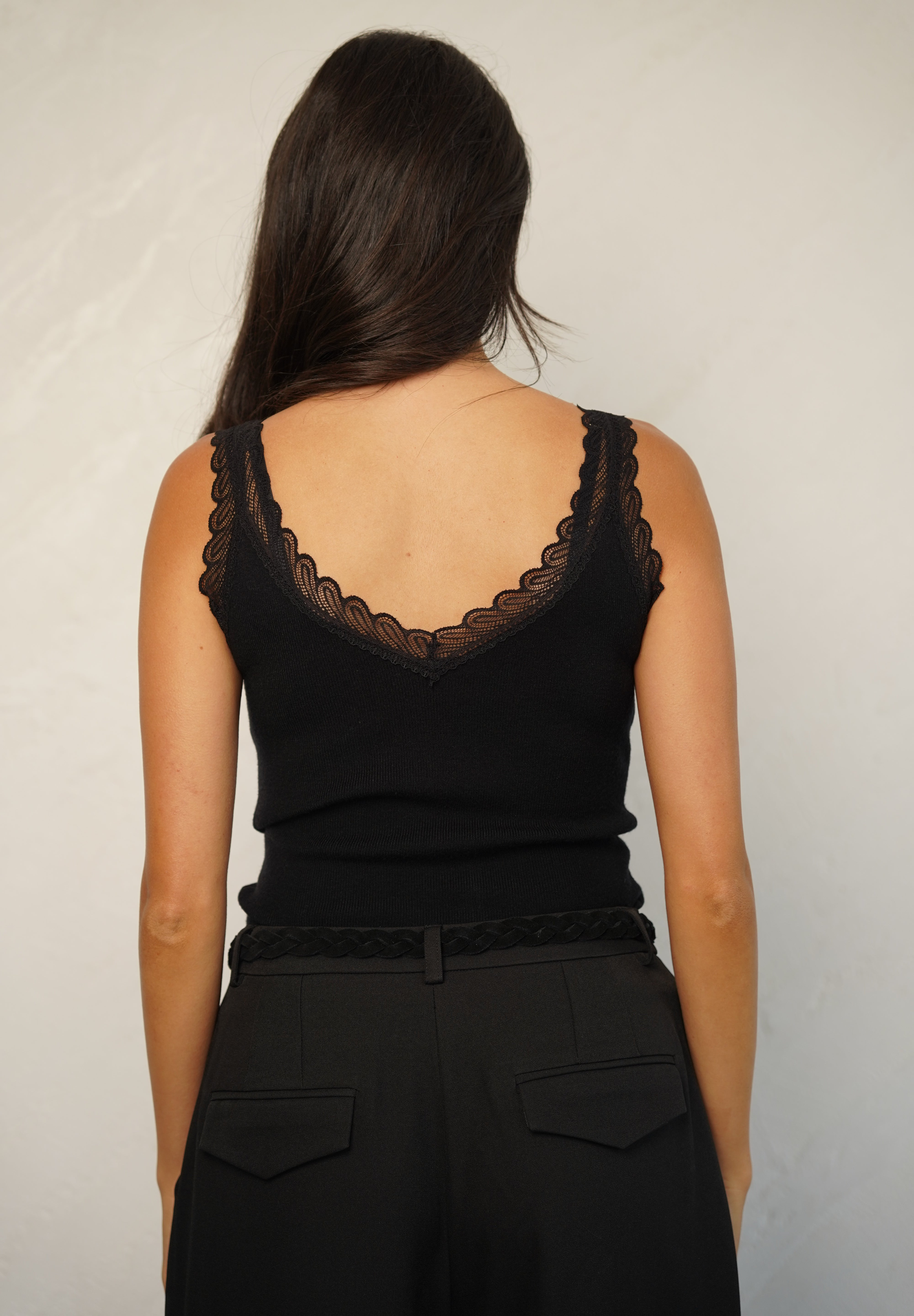 גופיית סריג וי עם תחרה שחורה