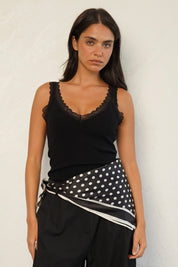 גופיית סריג וי עם תחרה שחורה