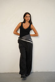 גופיית סריג וי עם תחרה שחורה