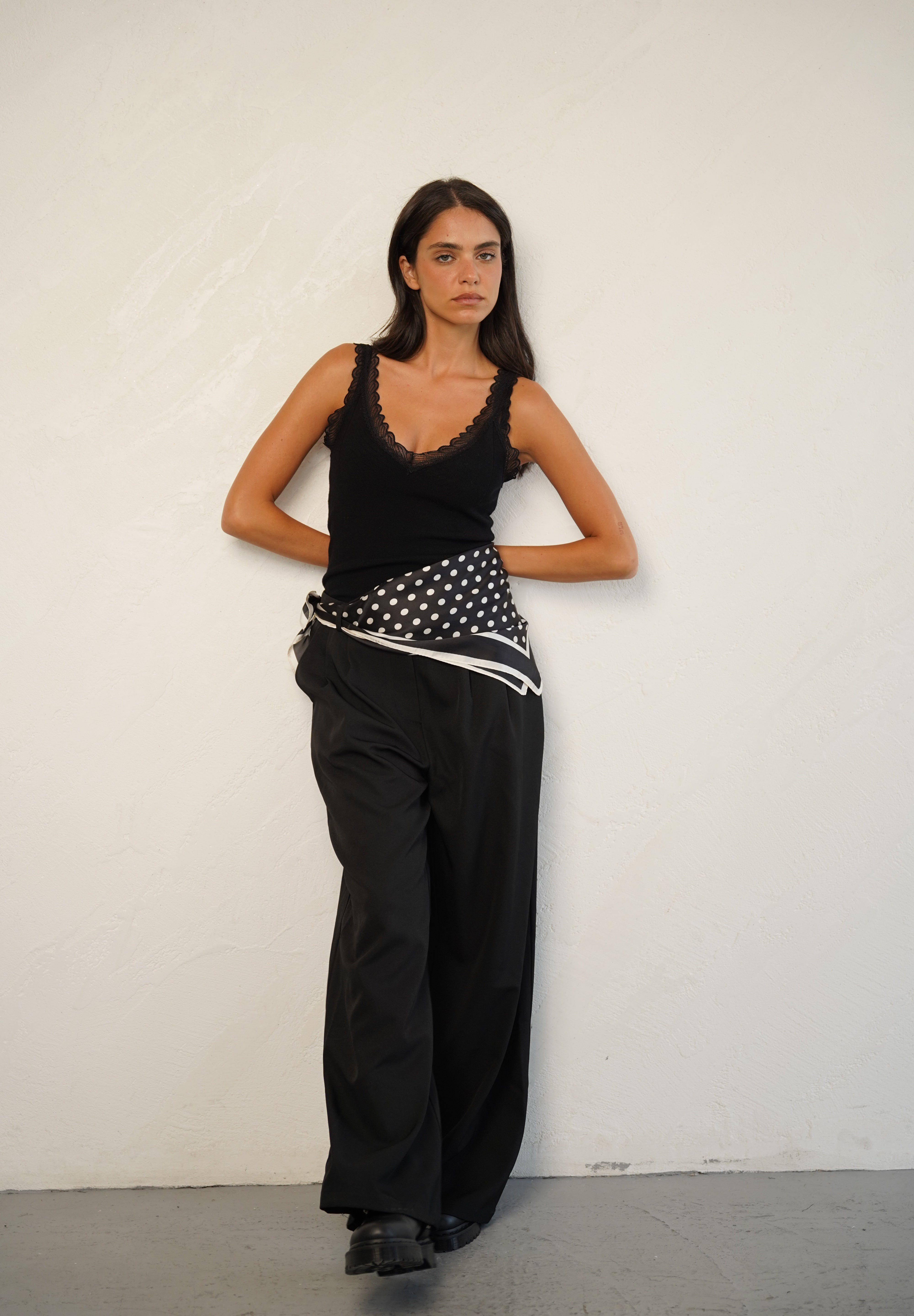 גופיית סריג וי עם תחרה שחורה