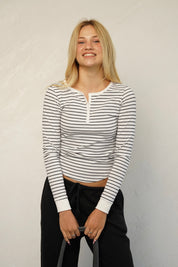 חולצת פסים בשילוב כפתורים שחור