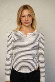 חולצת פסים בשילוב כפתורים שחור