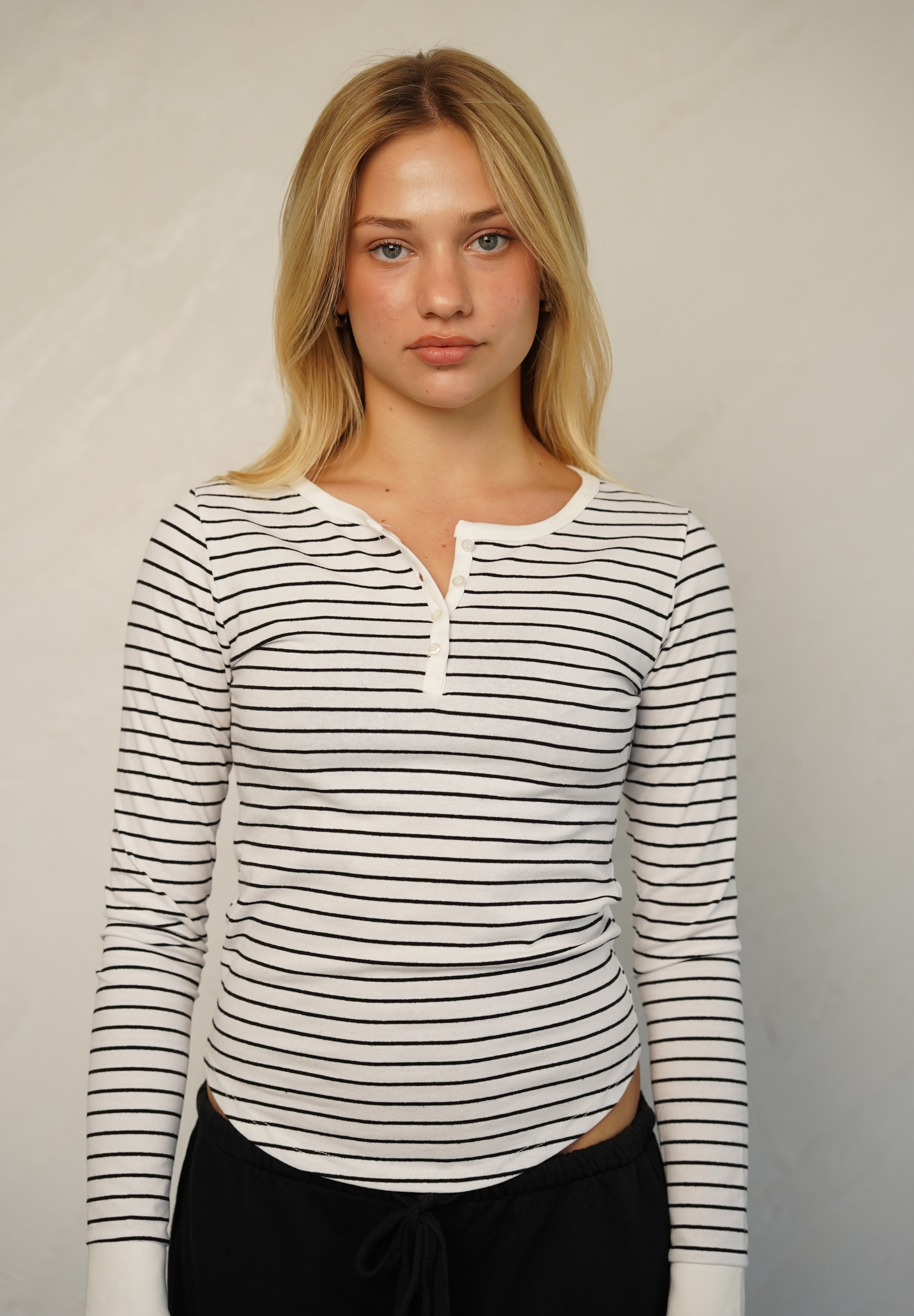 חולצת פסים בשילוב כפתורים שחור