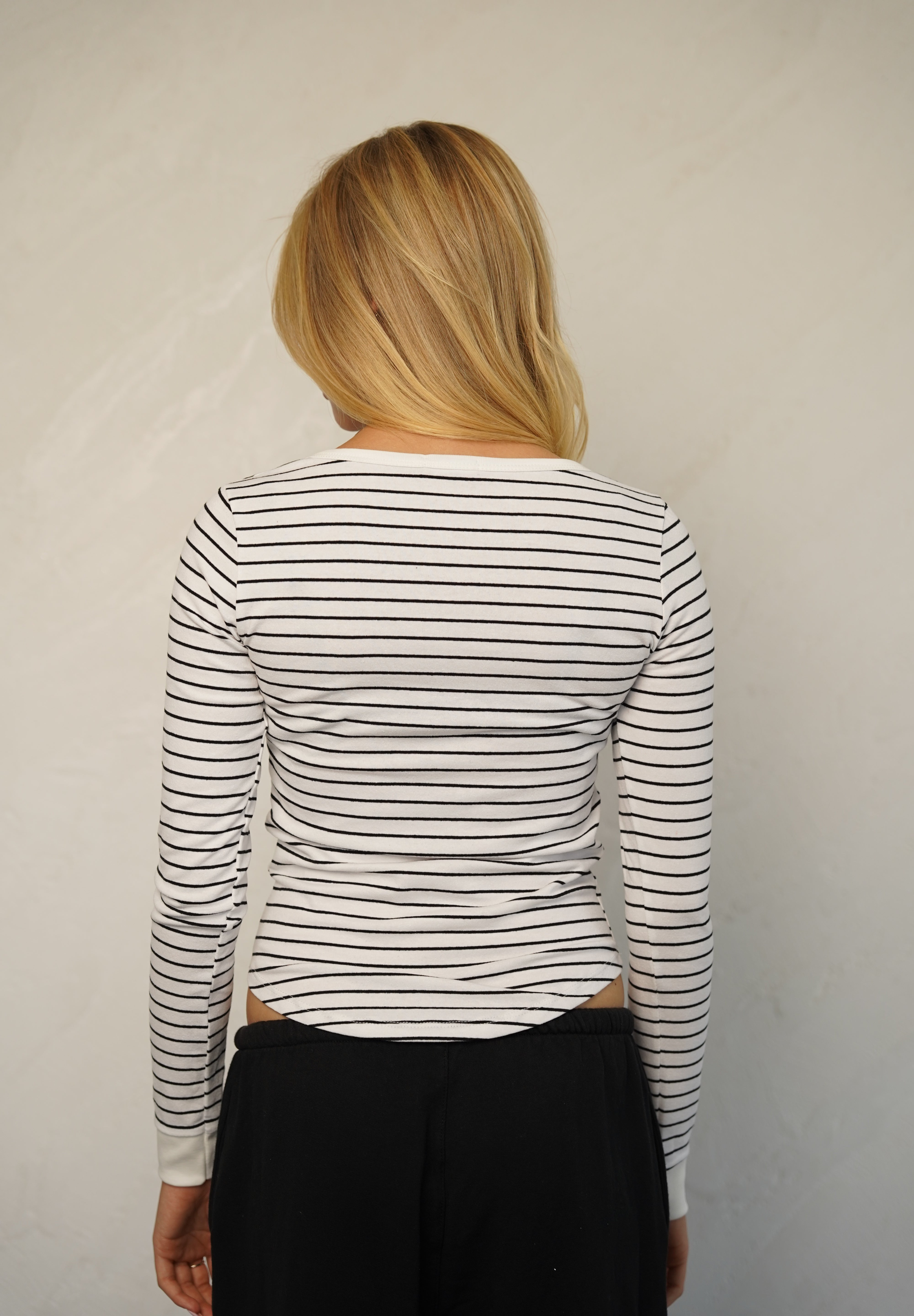 חולצת פסים בשילוב כפתורים שחור