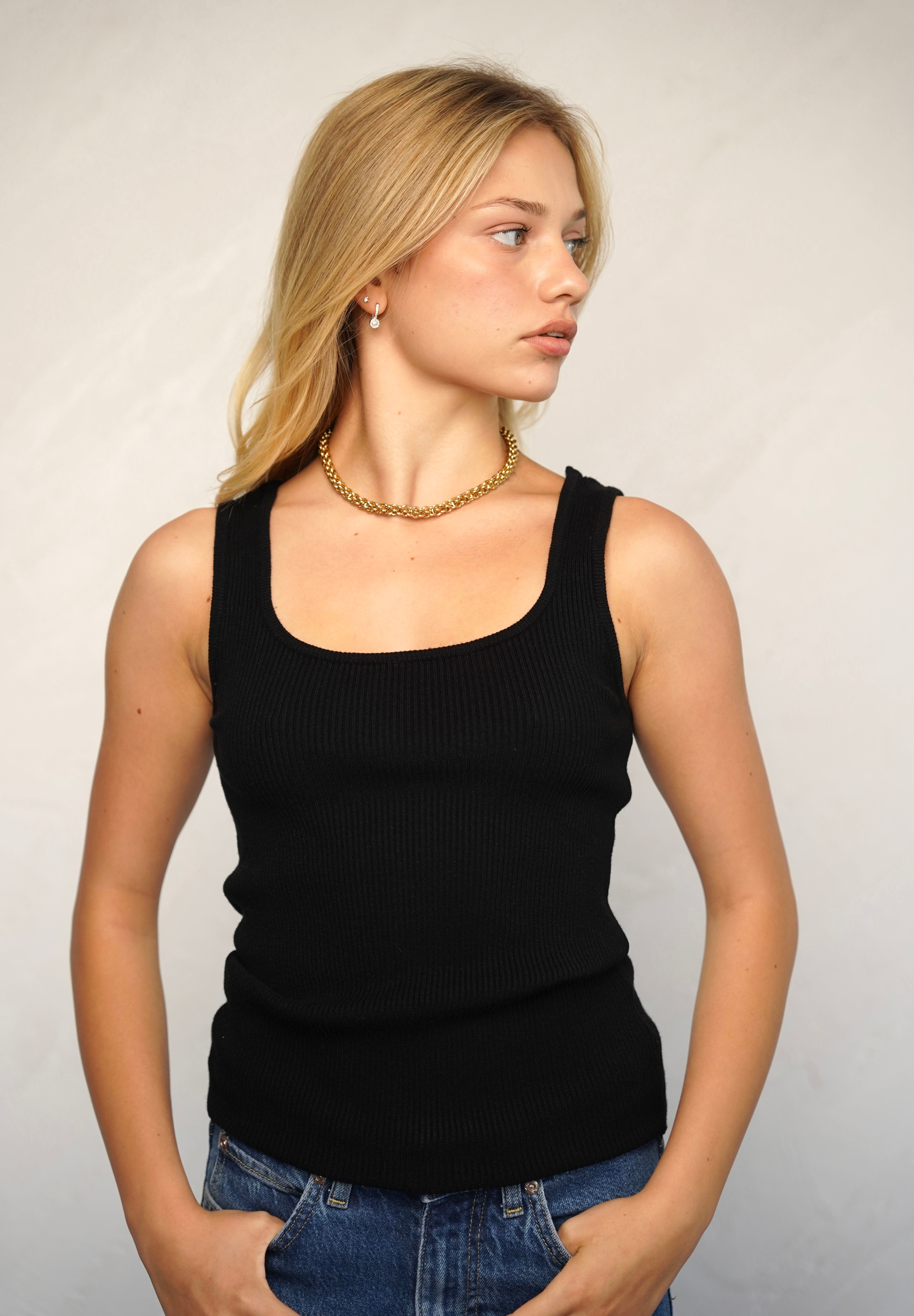 גופיית סריג ריב שחורה