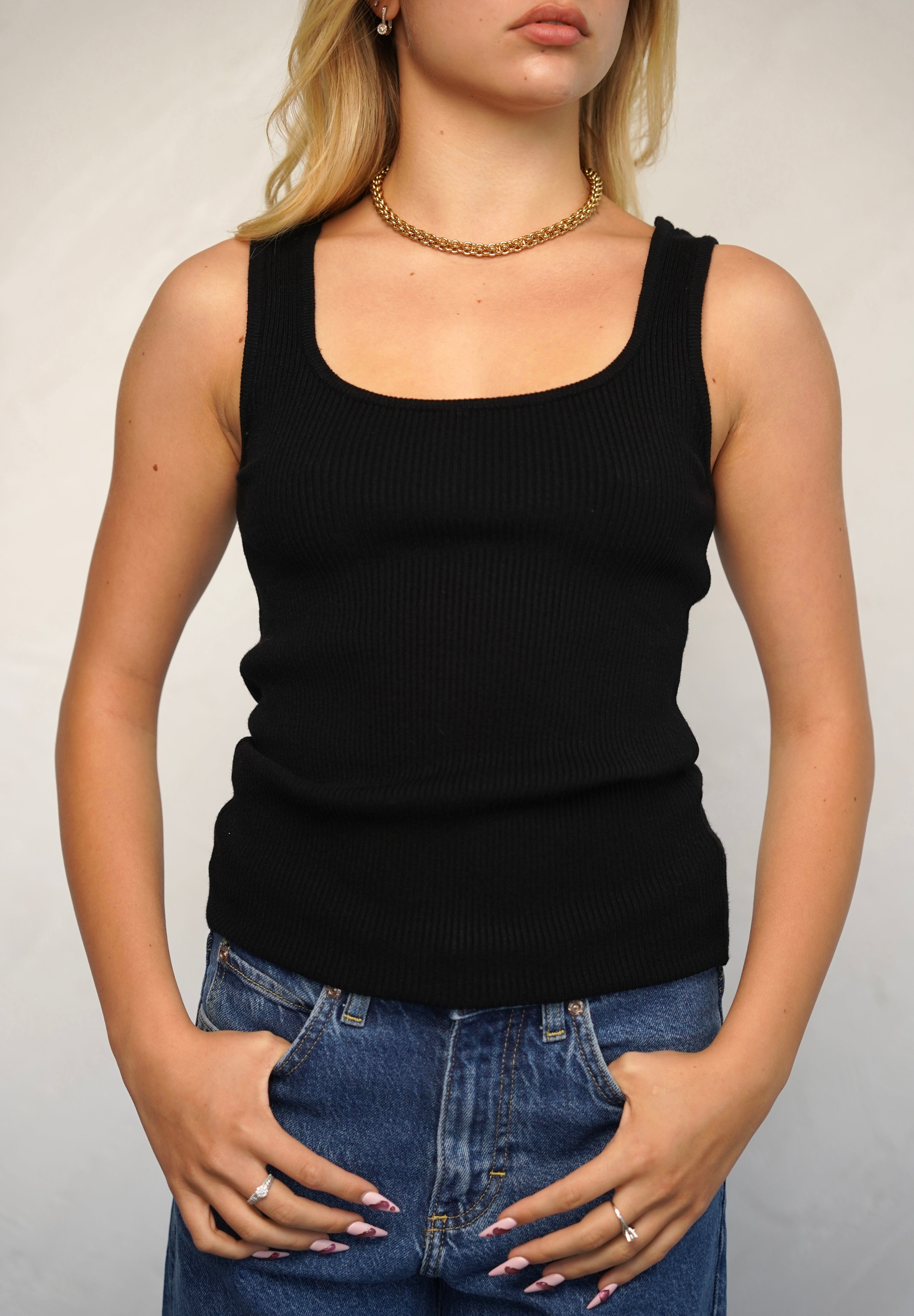 גופיית סריג ריב שחורה