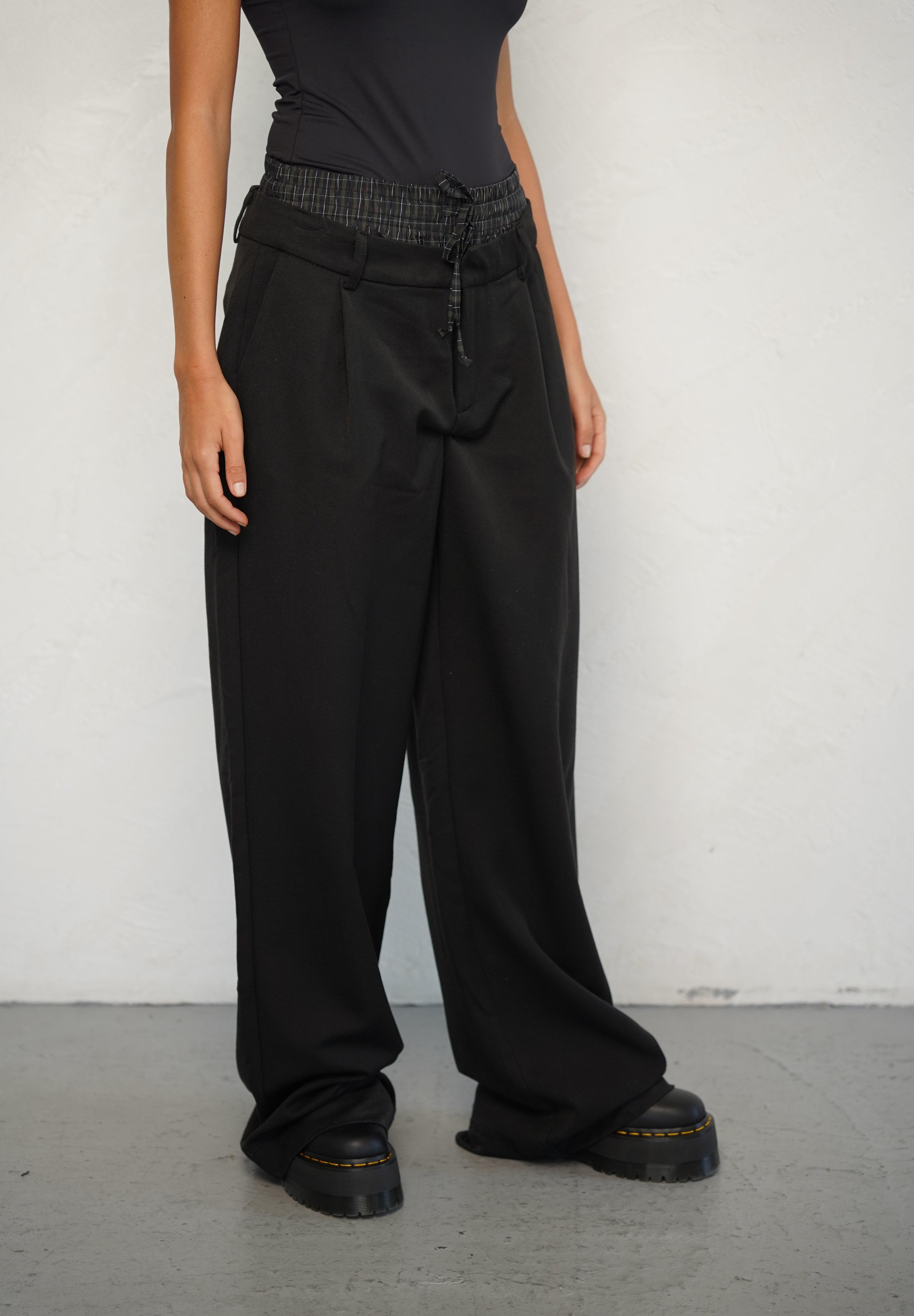 מכנס לומינה מחויט בוקסר שחור