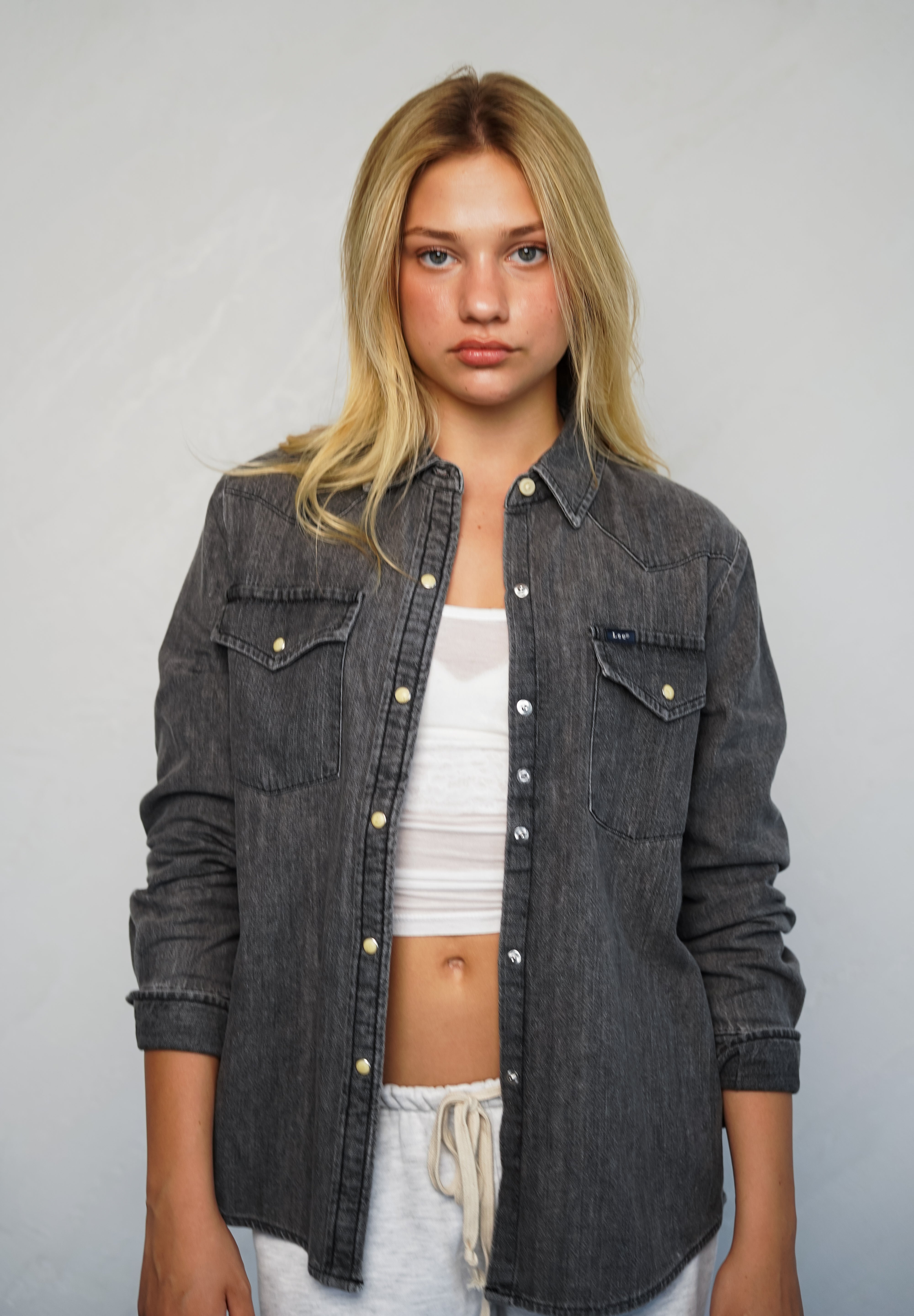 חולצת ג’ינס מכופתרת שחור פחם LEE