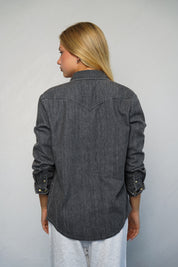 חולצת ג’ינס מכופתרת שחור פחם LEE