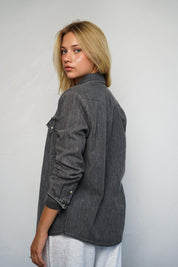 חולצת ג’ינס מכופתרת שחור פחם LEE