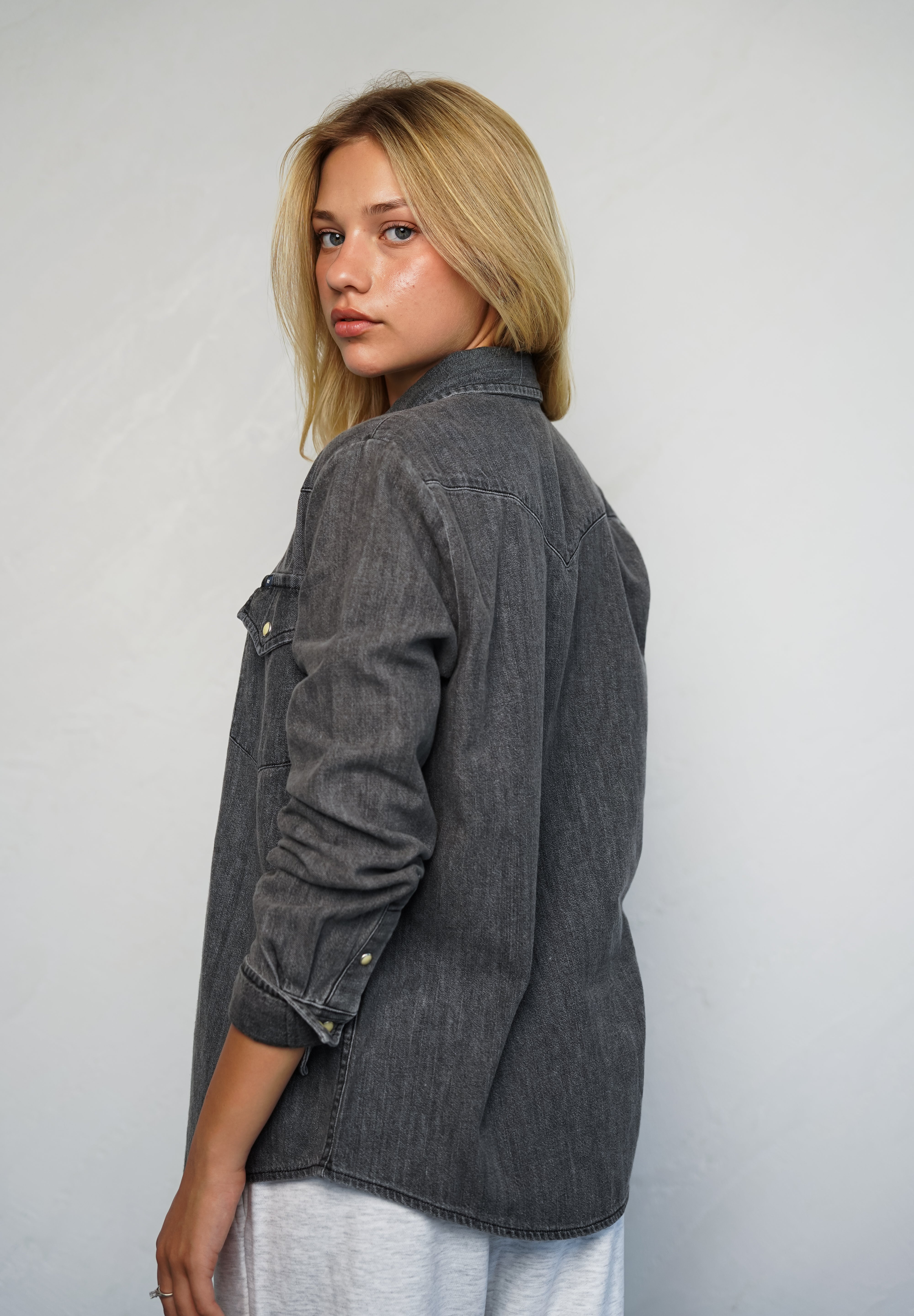 חולצת ג’ינס מכופתרת שחור פחם LEE