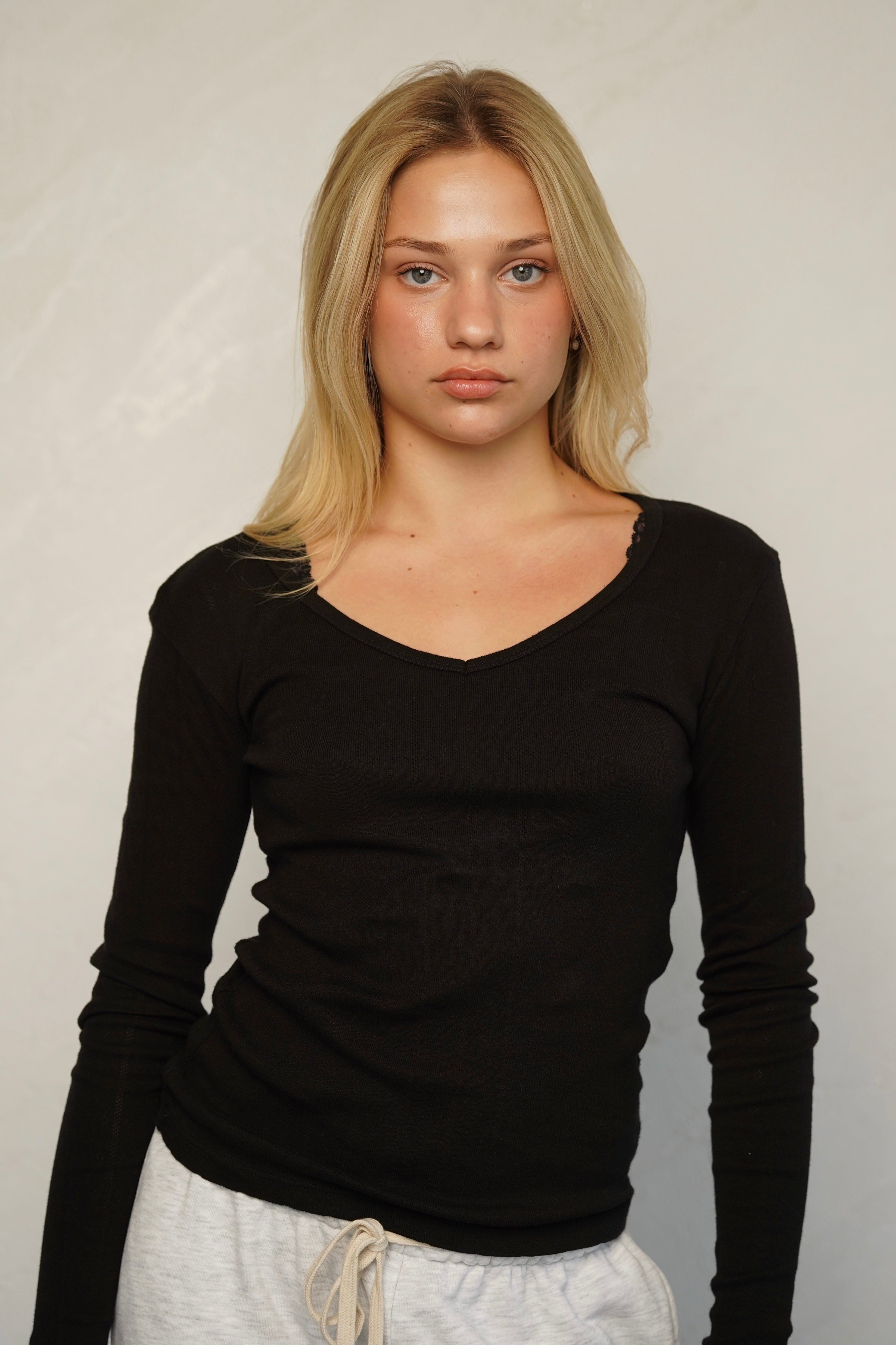 חולצת בלה שרוול ארוך וי שחור