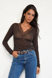 חולצת עלמה תחרה חומה