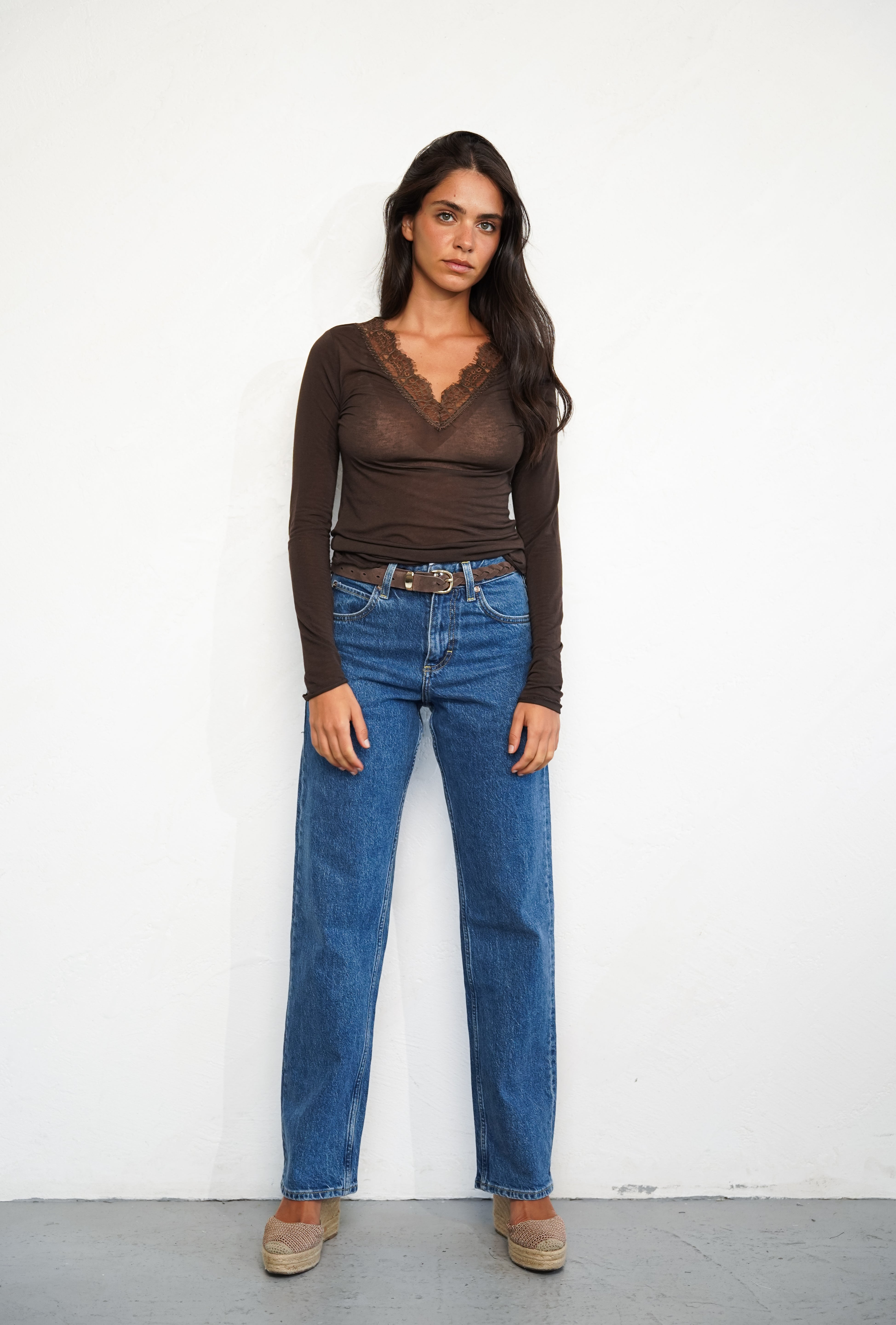 חולצת עלמה תחרה חומה