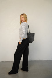 מכנסי טרנינג בייסיק בגזרה ישרה שחור