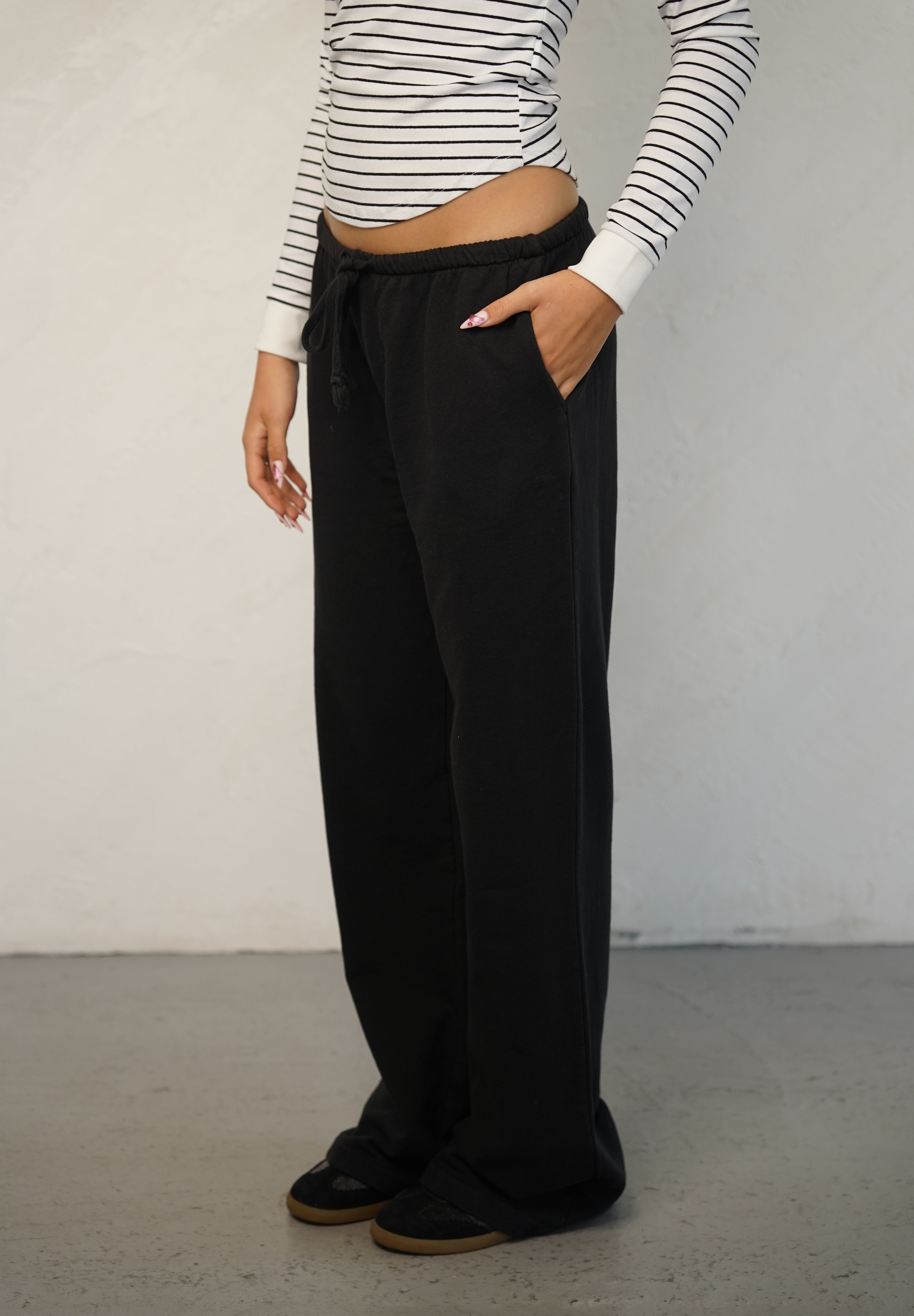 מכנסי טרנינג בייסיק בגזרה ישרה שחור