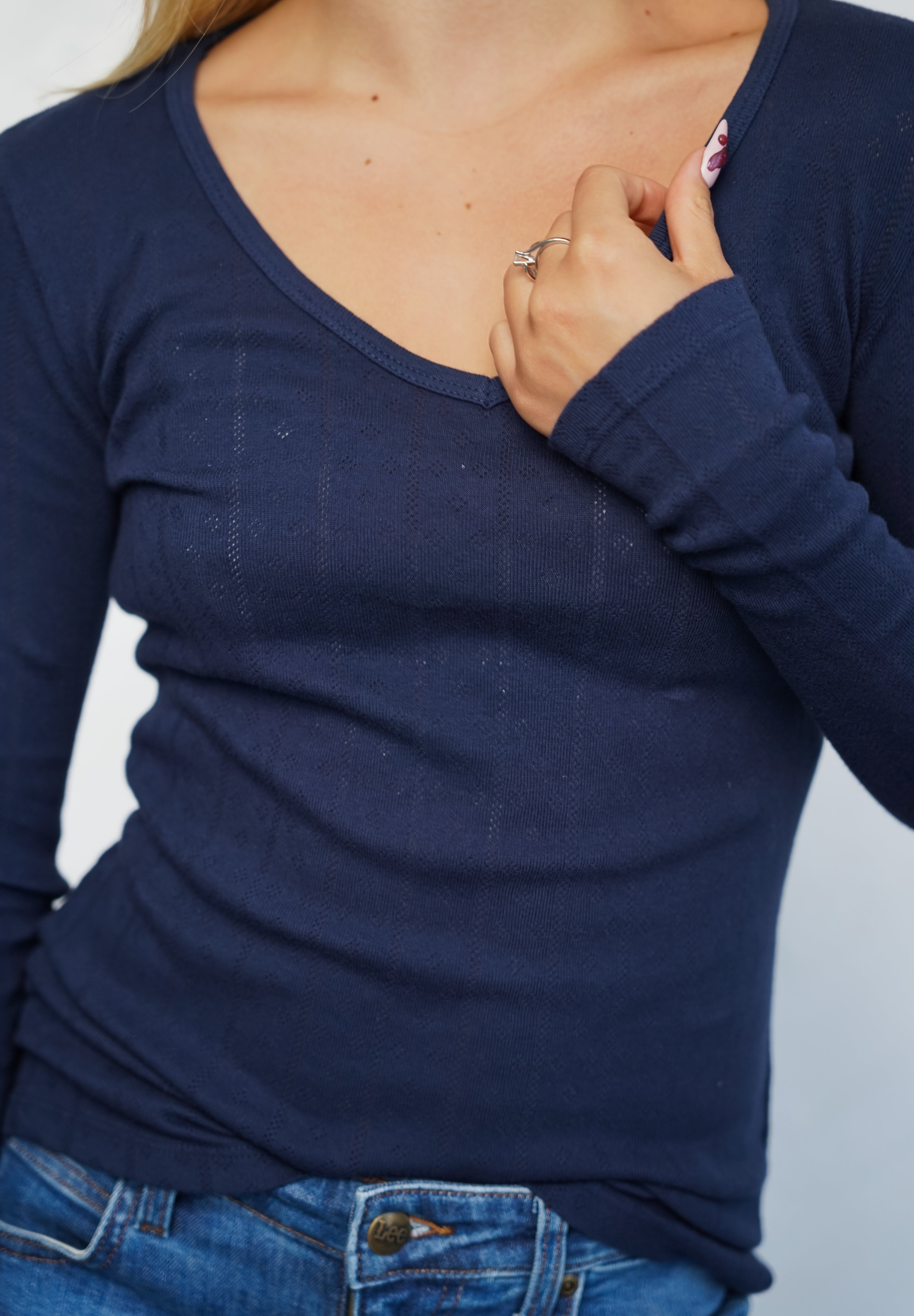 חולצת בלה שרוול ארוך וי כחול