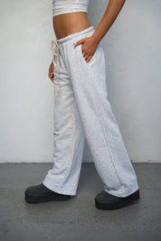 מכנסי טרנינג בייסיק בגזרה ישרה אפור