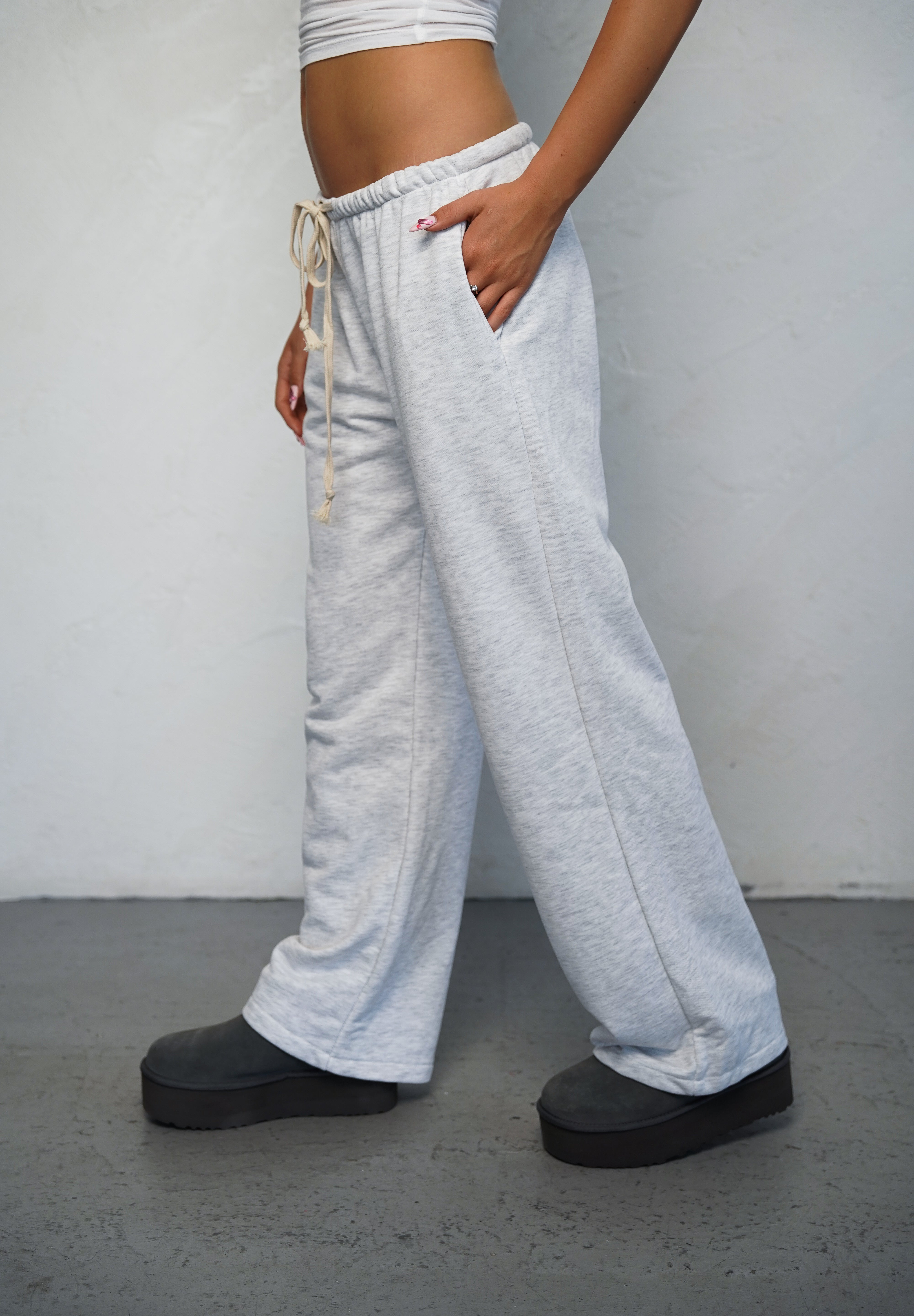 מכנסי טרנינג בייסיק בגזרה ישרה אפור