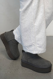 מגפוני UGG דגם קלאסיק אולטרה מיני CHE פלטפורם אפור