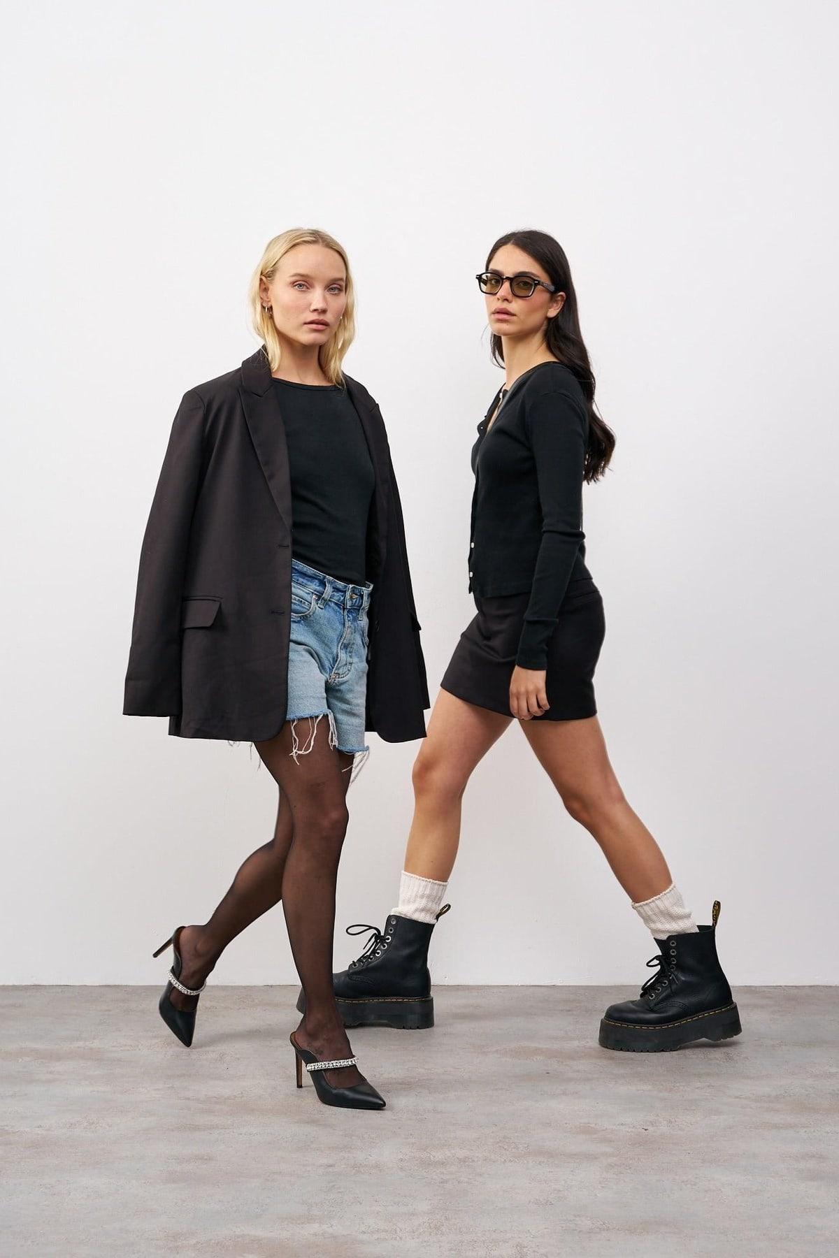 חולצת בייסיק ניקי ברנדי שחור